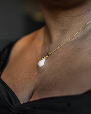 photo du pendentif bijou au lait maternel en forme de goutte de lait