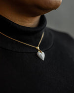 Charger l&#39;image dans le visualiseur de la galerie, photo du pendentif bijou au lait maternel symbolisant deux cœurs