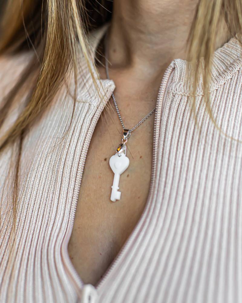 deuxième photo du pendentif bijou au lait maternel symbolisant la clé de mon cœur