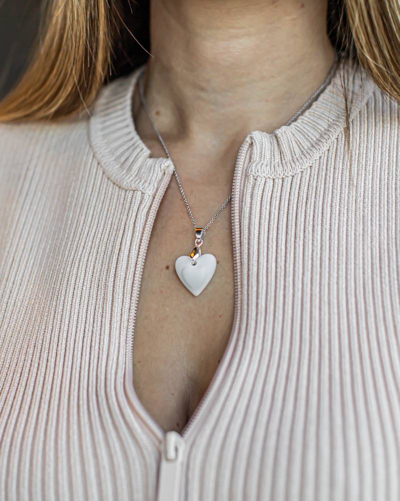 deuxième photo du pendentif bijou au lait maternel symbolisant deux cœurs