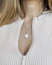 deuxième photo du pendentif bijou au lait maternel en forme de goutte de lait